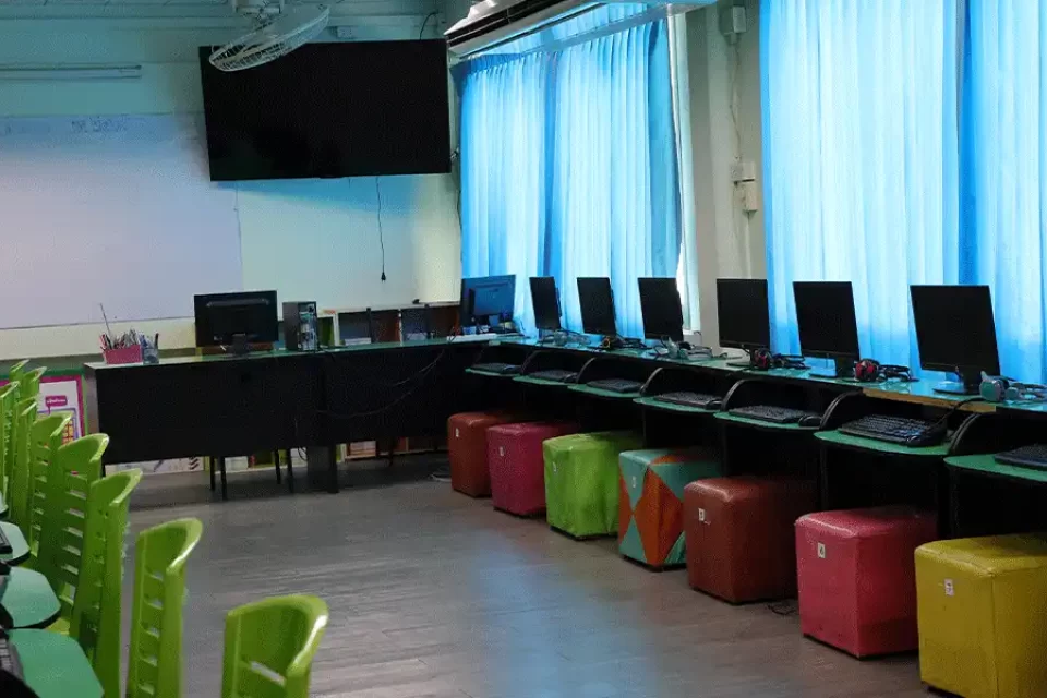 computerroom_0000_0F9A8435