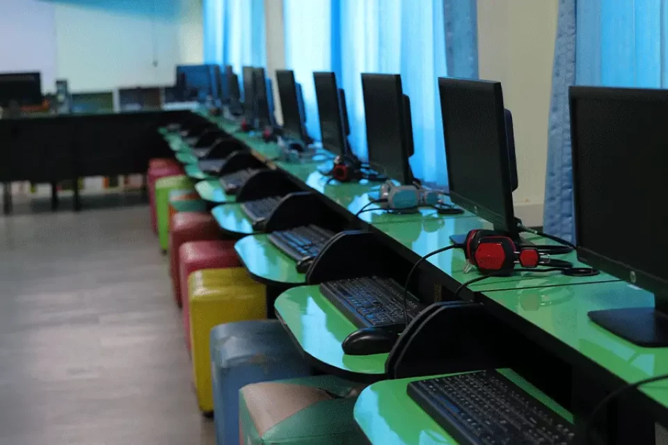 computerroom_0002_0F9A8427